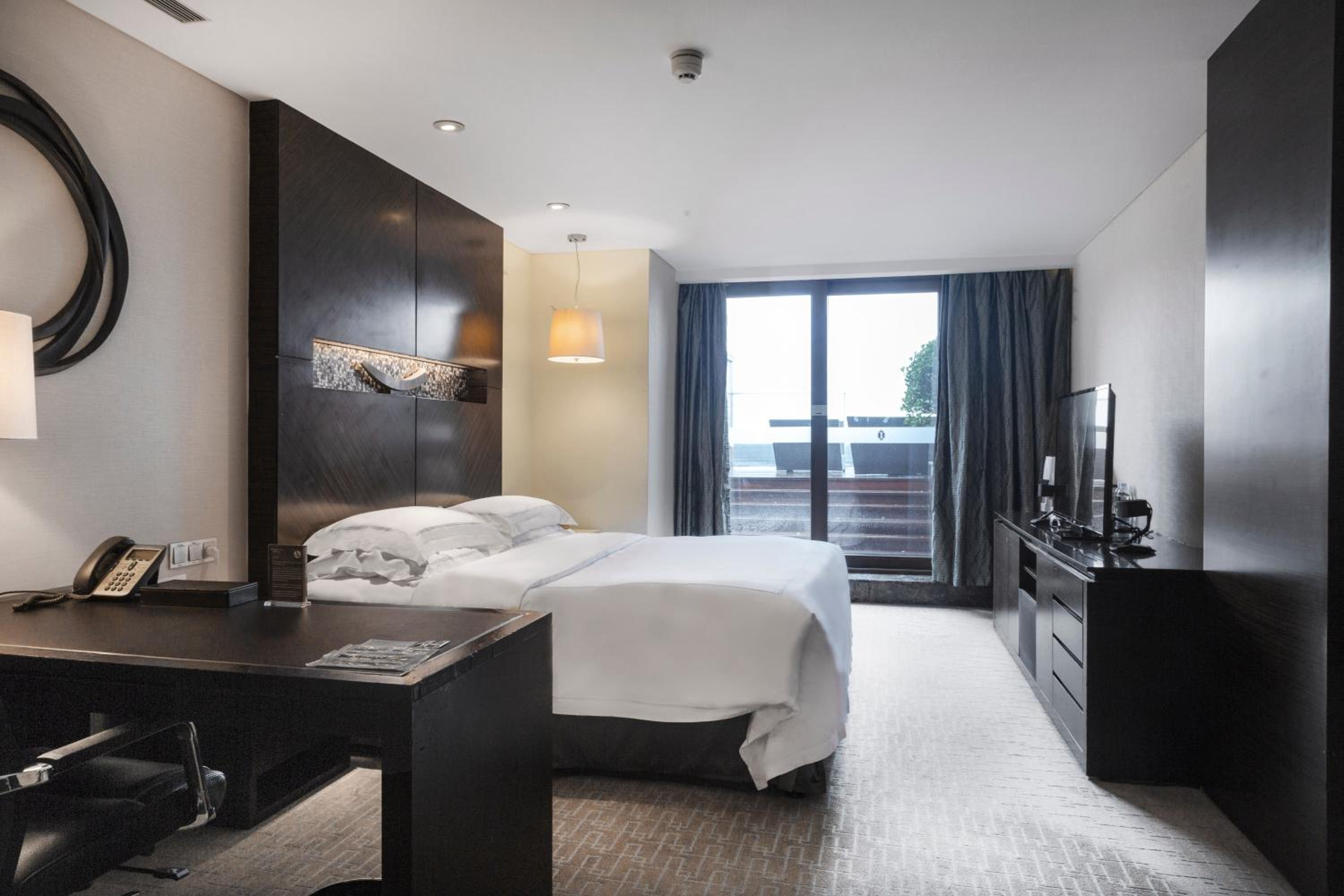 غرفة بريميوم بسرير كينج بإطلالة على البحر بشرفة، INTERCONTINENTAL QINGDAO 4/8