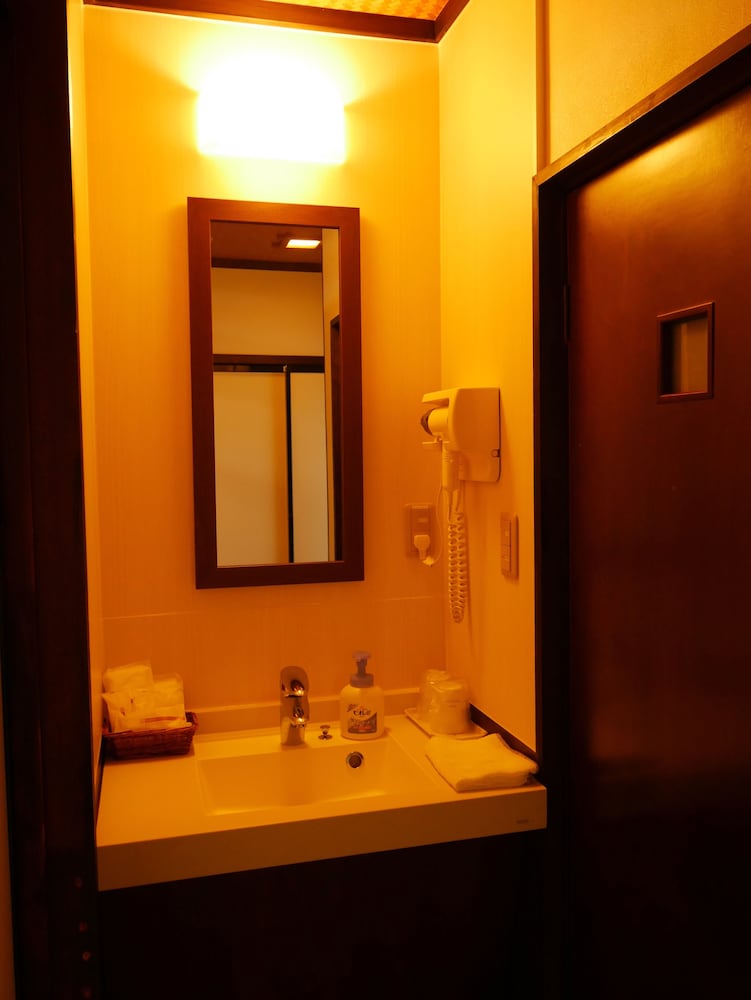غرفة يابانية قياسية بفرشتي فوتون بحمام خاص، Ryokan Asunaro 5/5