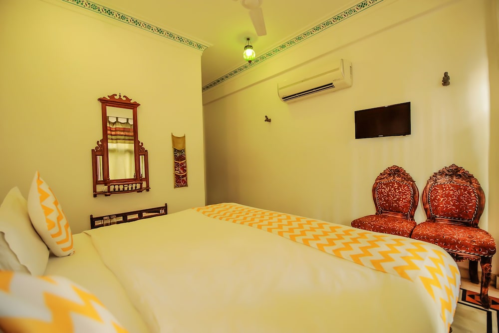 Hotal Devraj Niwas on Lake Pichola Udaipur 20/50
