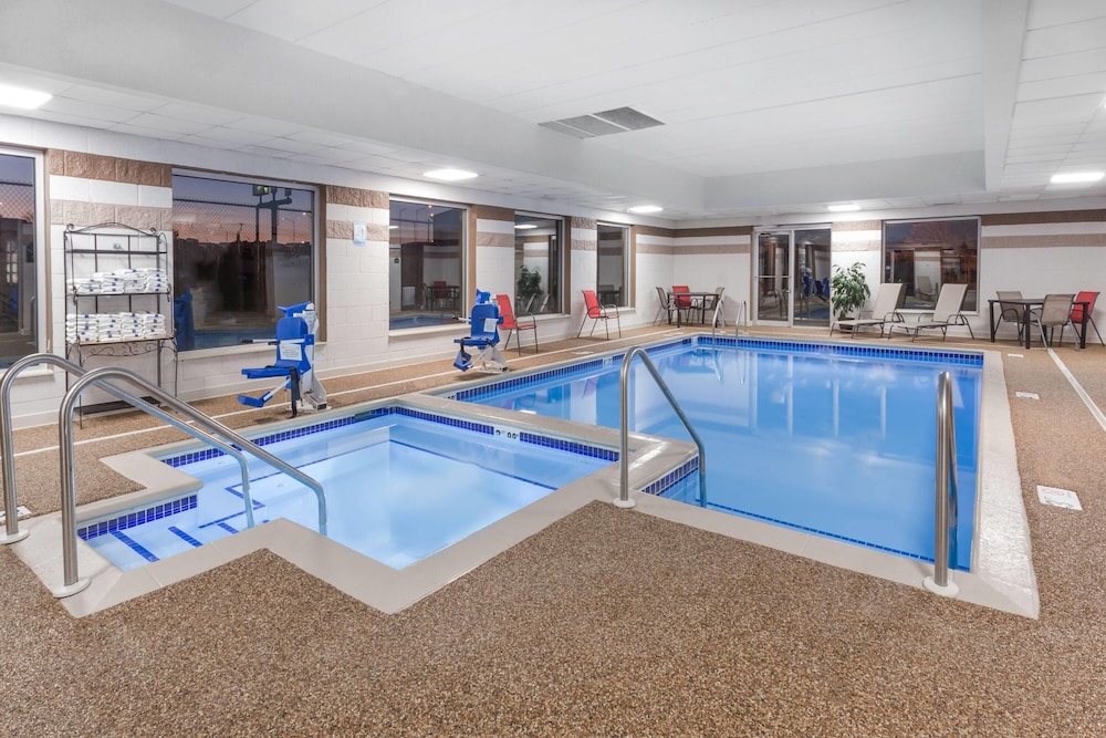 Wingate by Wyndham Joliet 14/37