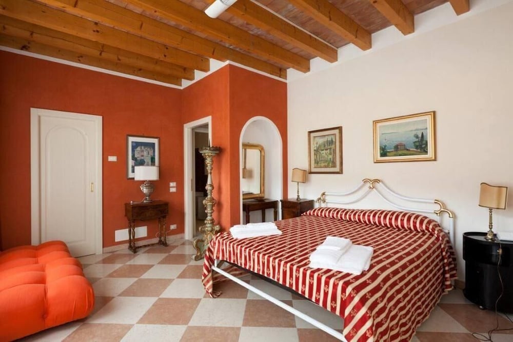 1 BEDROOM, APARTMENT, COURTYARD VIEW, HOT TUB, PATIO
