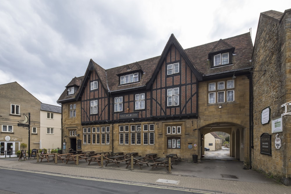 Half Moon By Marston's Inns 18/22