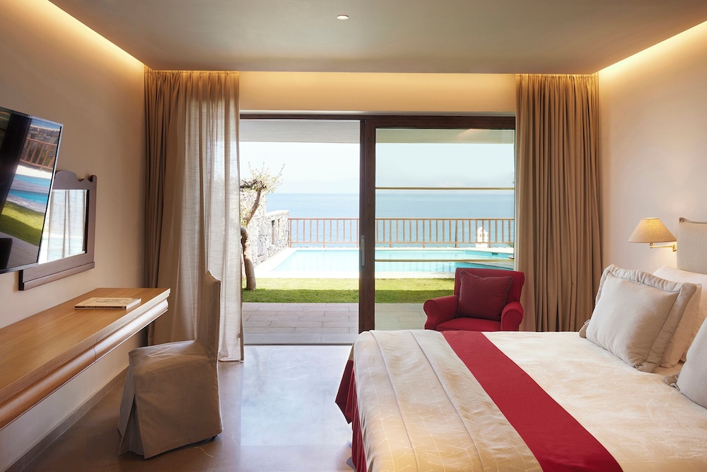 2 Bedrooms, Royal, Villa, Queen and Twin Beds