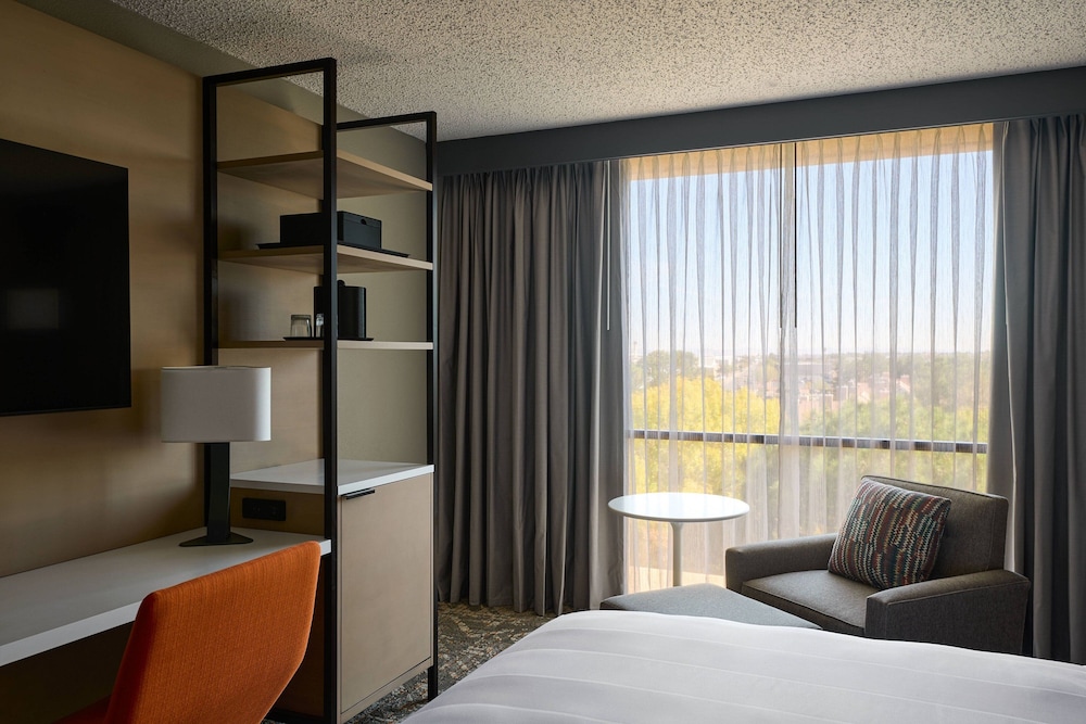 غرفة بسرير كينج بإطلالة على المسبح بشرفة، El Paso Marriott 7/10