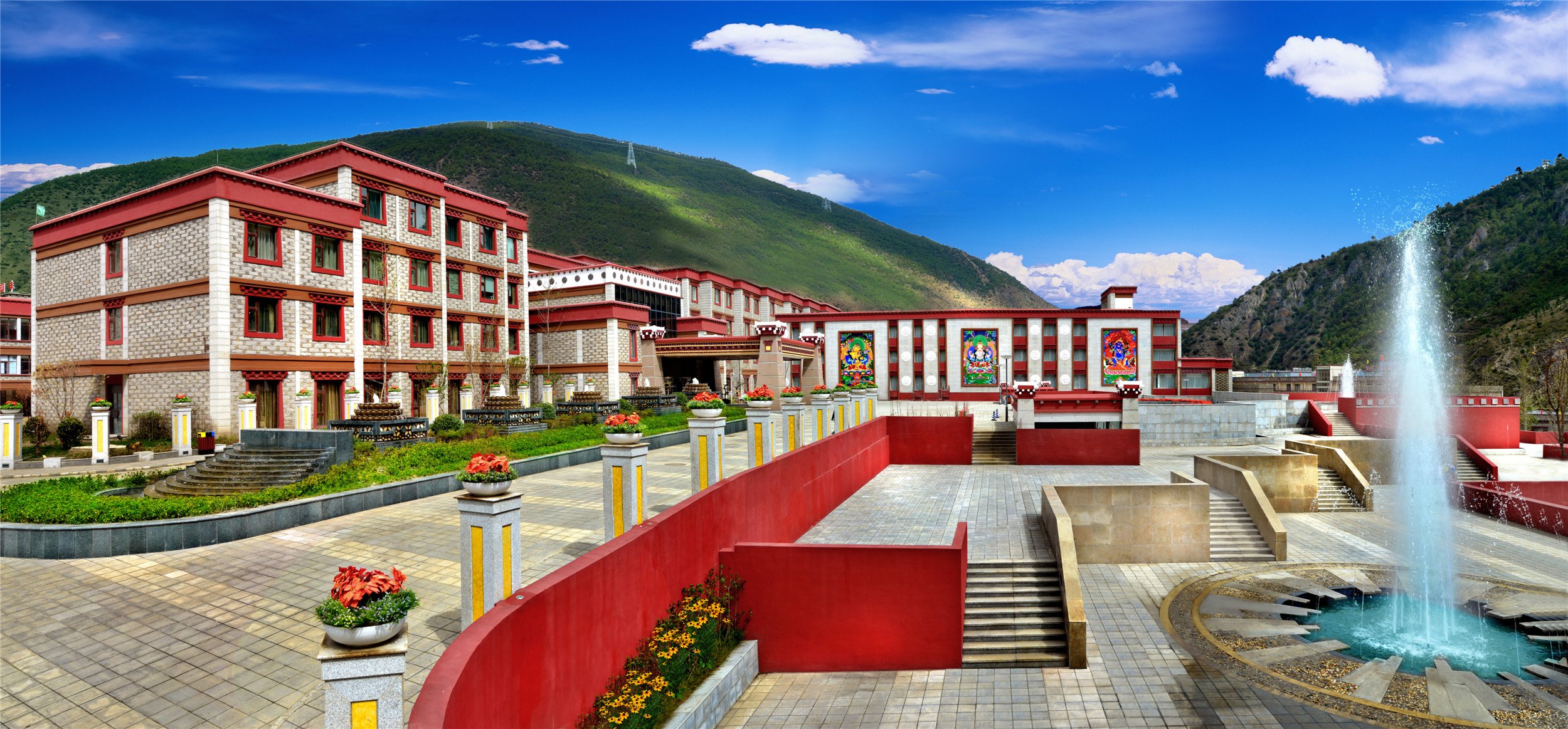 Crowne Plaza Yading 75/81