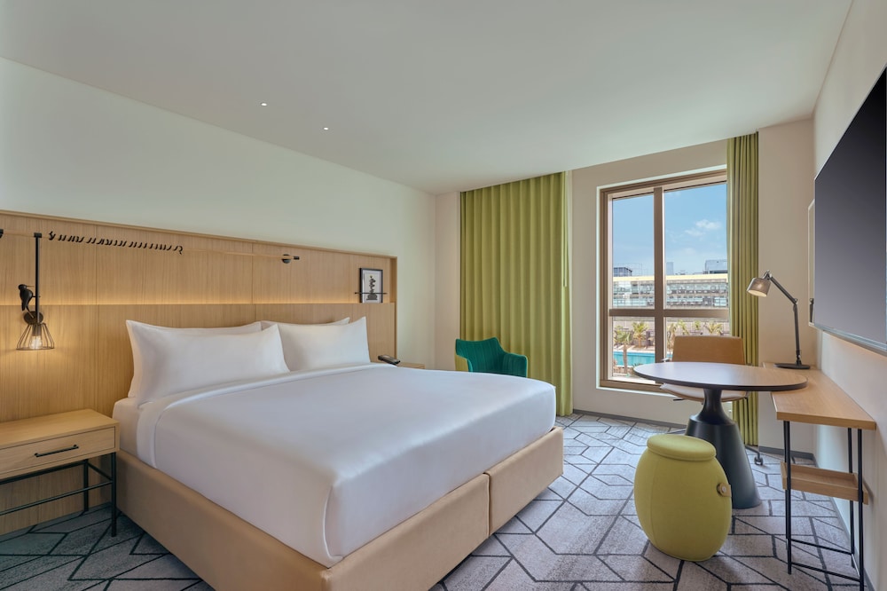 Deluxe, King Bed, Pool View, Hilton Garden Inn Bengaluru Embassy Tech Village 4/6