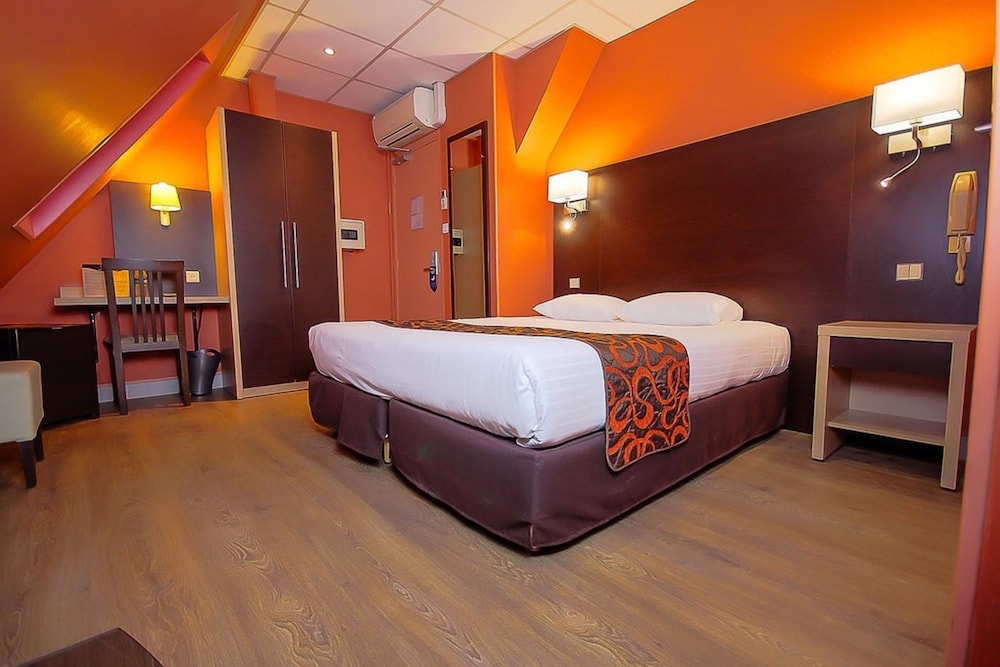 ROOM, DOUBLE BED