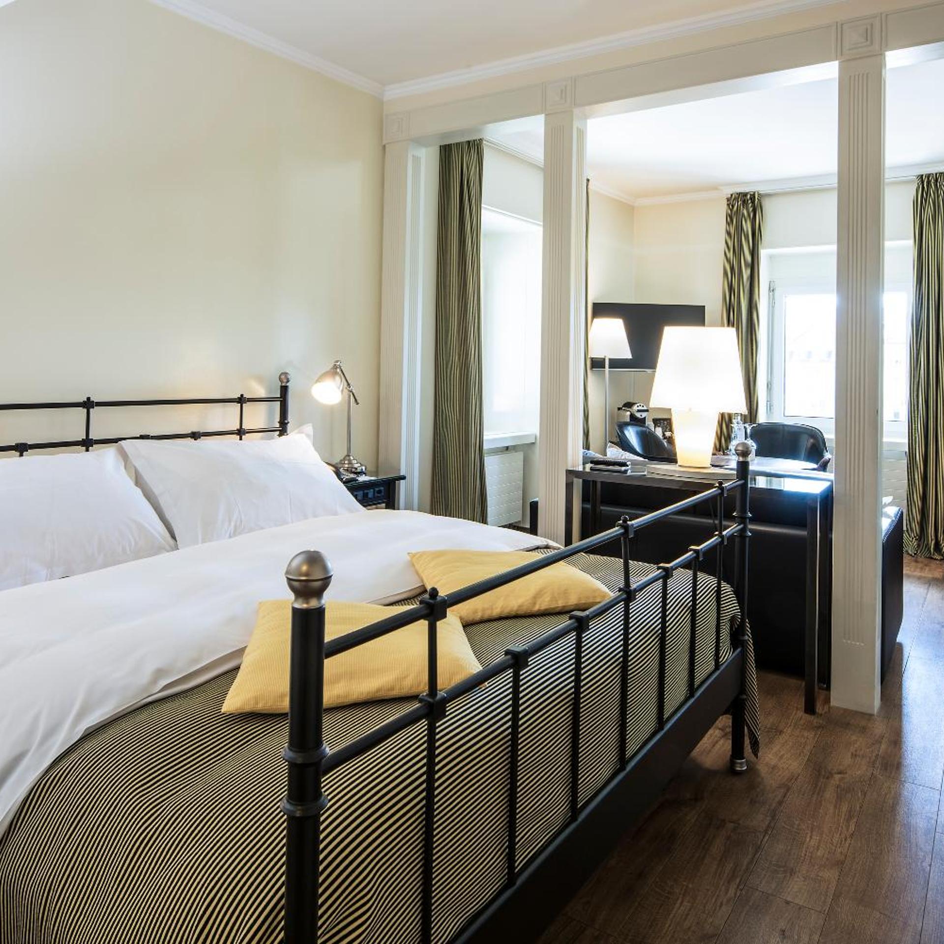 Junior Suite, King Bed, Old Town View