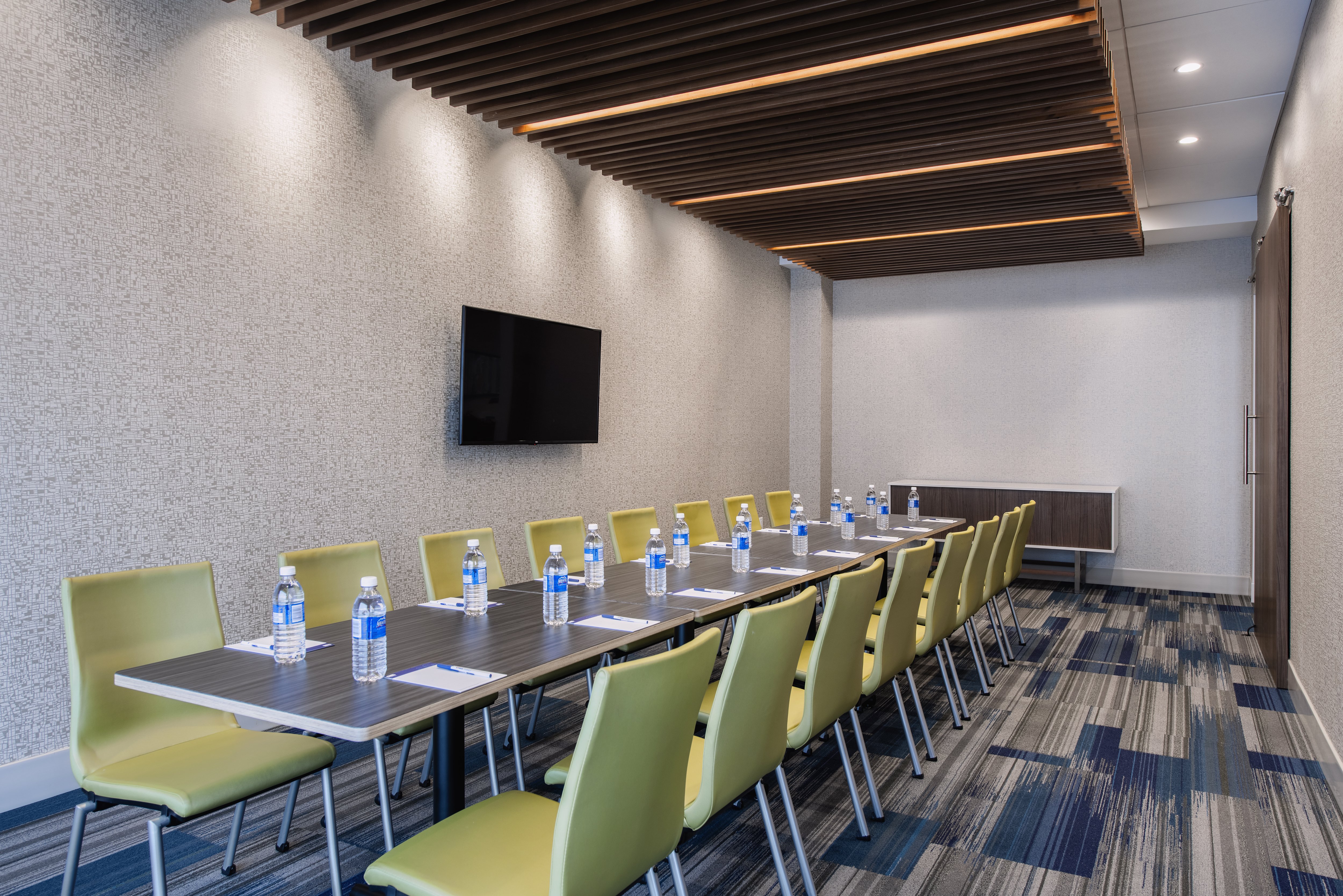 Holiday Inn Express And Suites Kelowna East 55/68