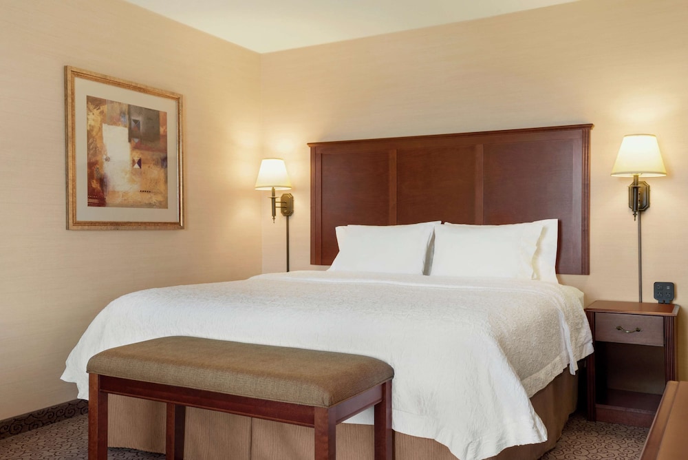 Hampton Inn & Suites West Bend 18/48