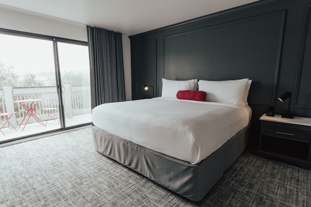 Vinland Hotel and Lounge 29/71