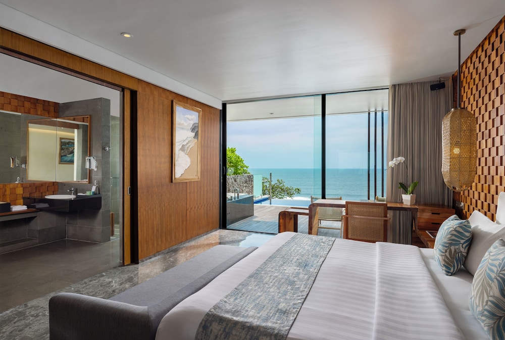 Pool, Suite, King Bed, Ocean Front