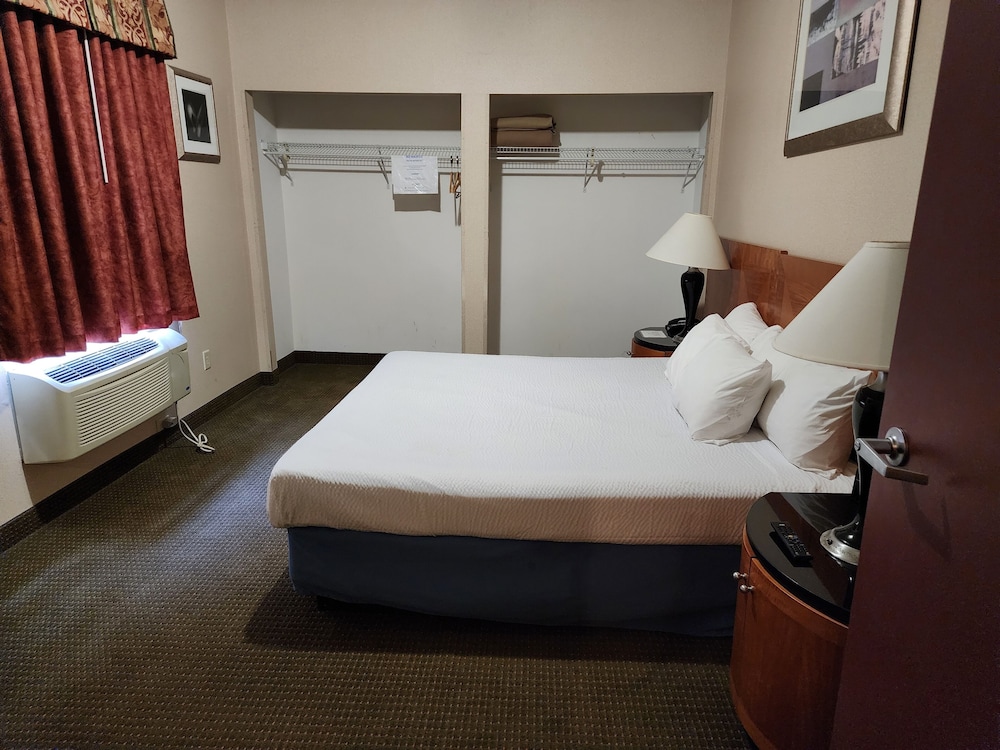 Suite, King Bed, Sofa, Jetted Tub