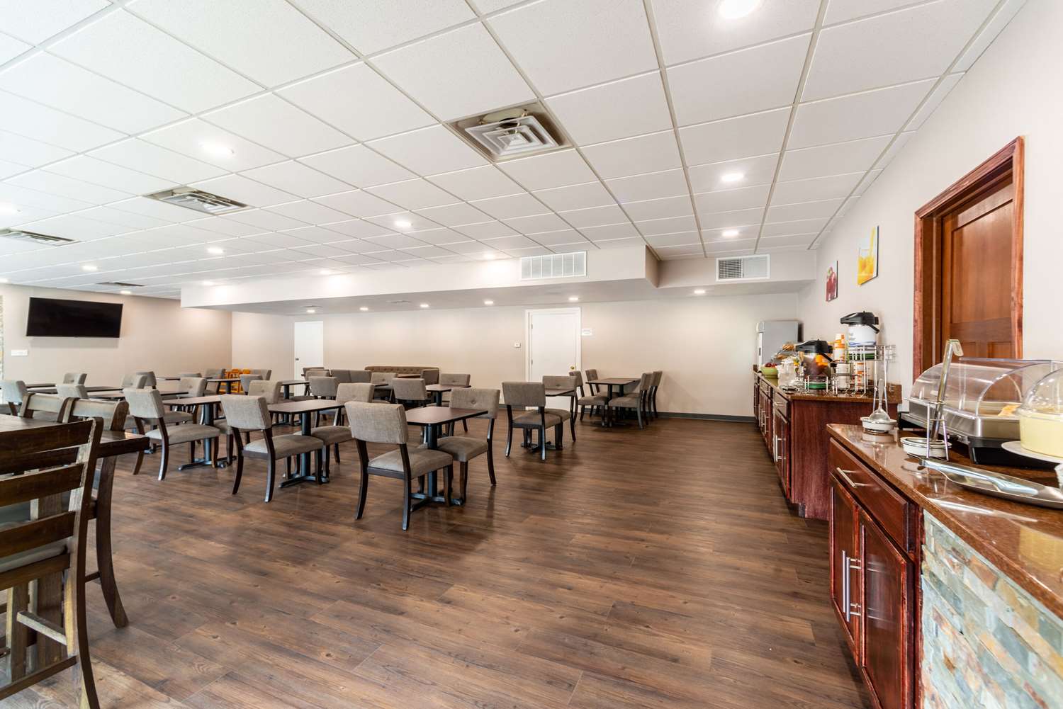 Quality Inn & Suites Vandalia near I-70 and Hwy 51 22/30