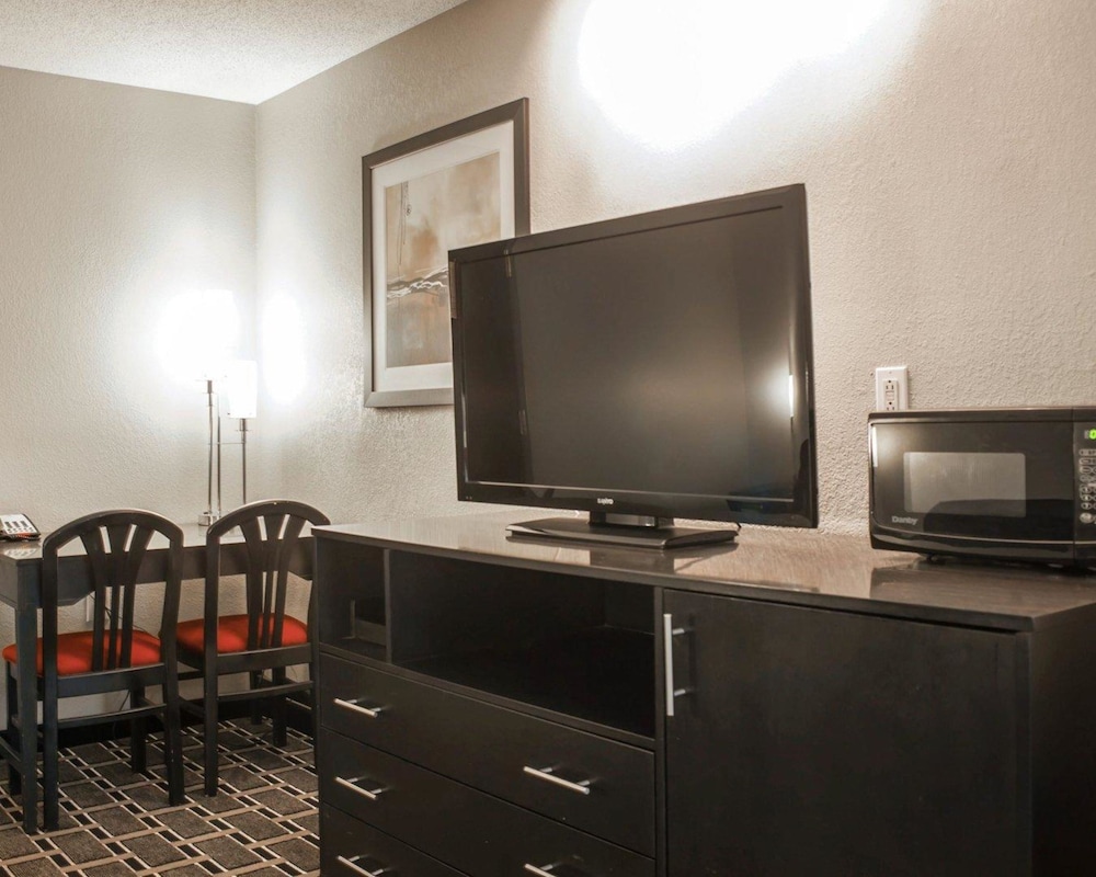 Comfort Suites Nashville Airport - BNA 32/52