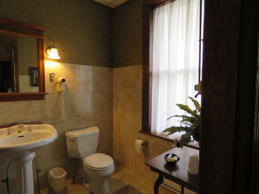Altland House Inn and Suites 46/50
