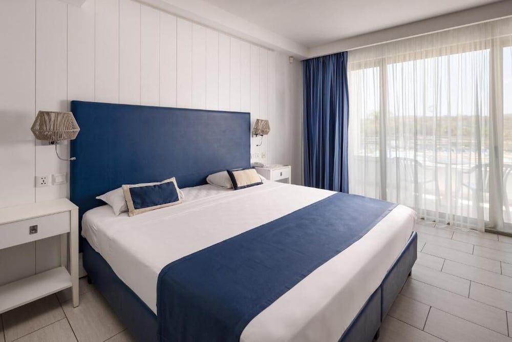 غرفة بسرير مزدوج بإطلالة على البحر