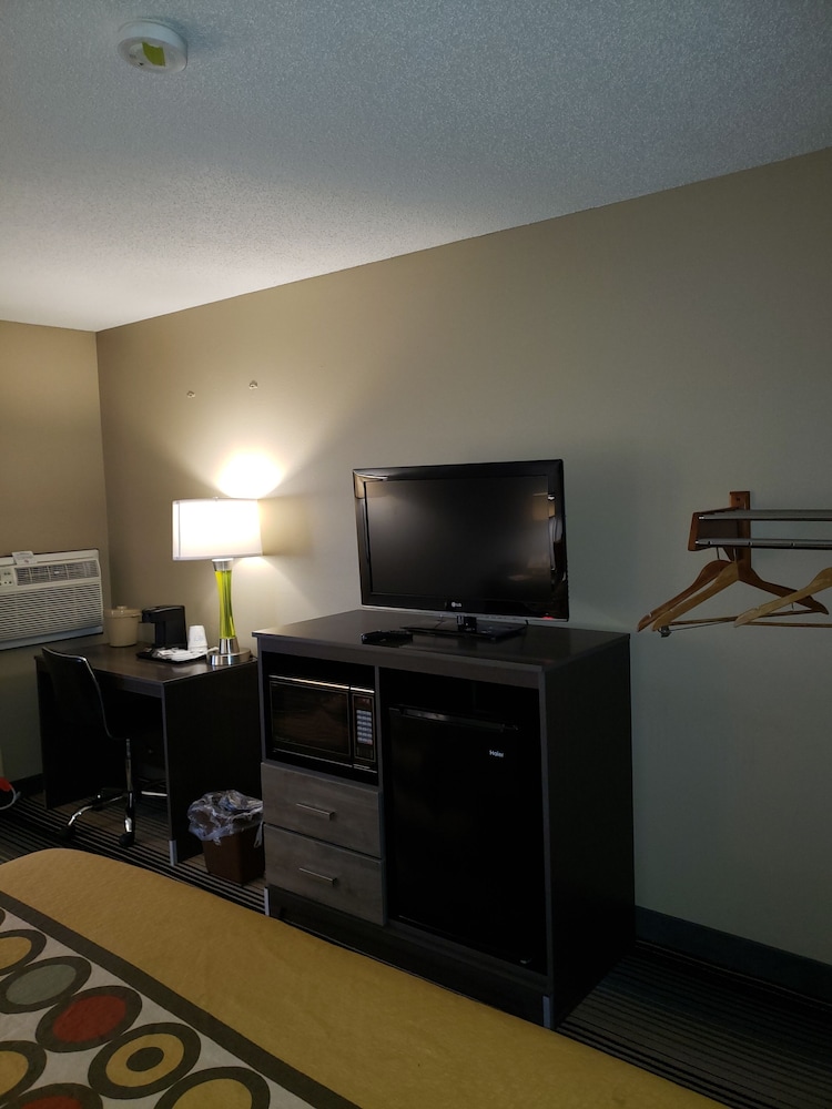Super 8 By Wyndham Milwaukee Airport 50/57