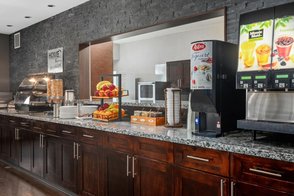 Home Inn and Suites Regina Airport 52/68