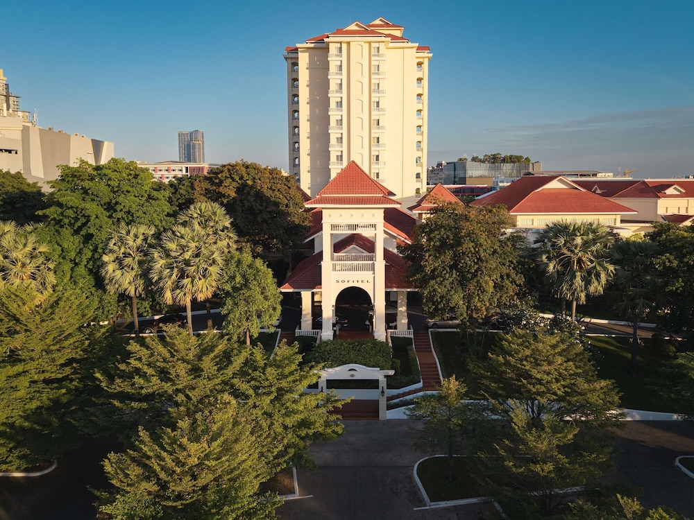 Sofitel Phnom Penh Phokeethra Hotel 71/76