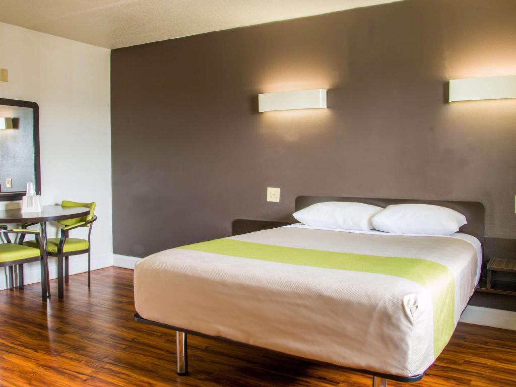 1 Queen Bed Non-Smoking, Micfridge