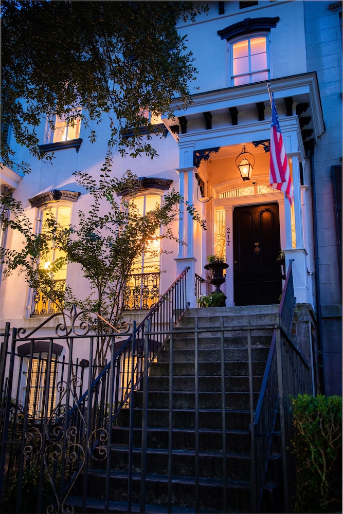 Justine Inn Savannah 3/62