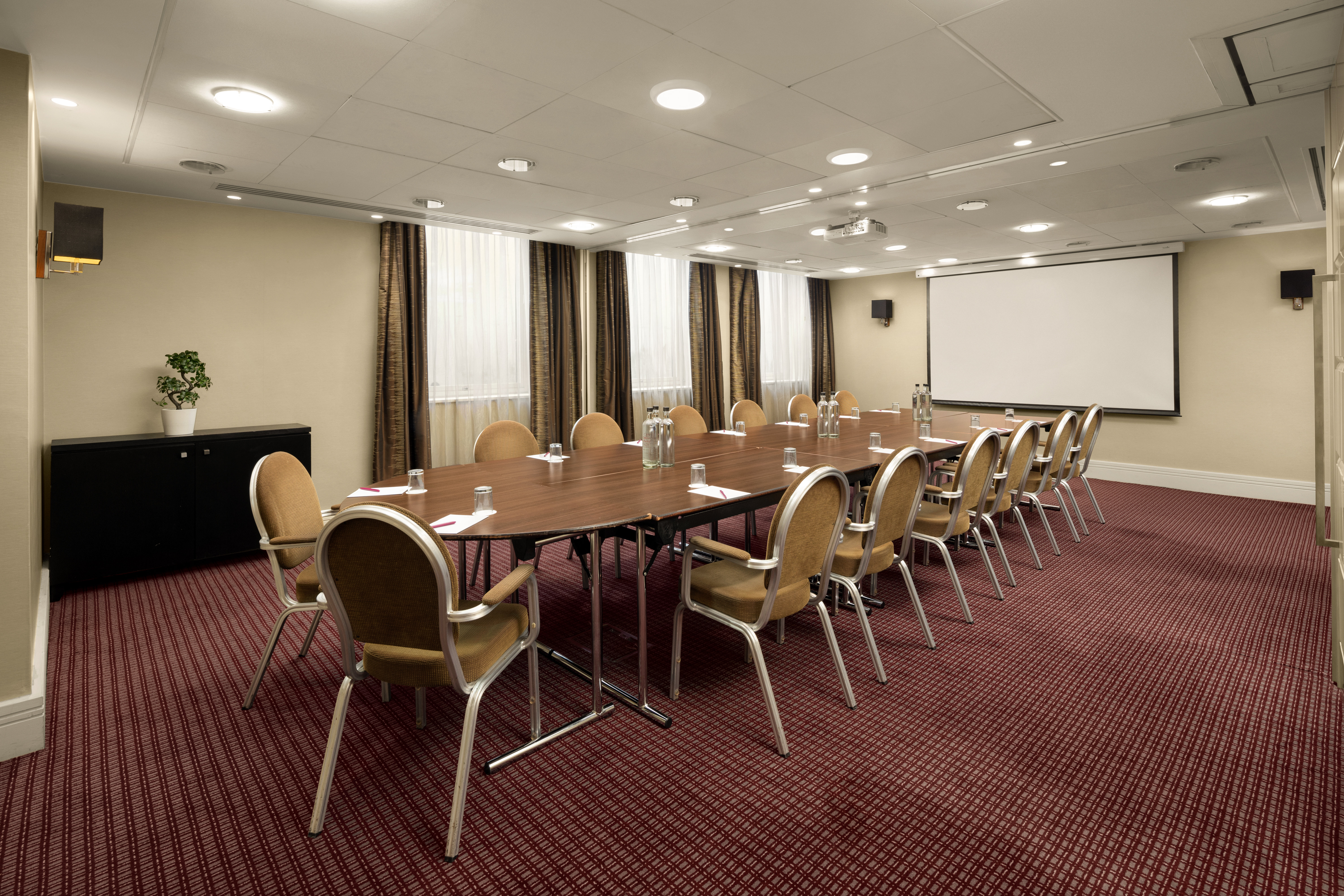 Crowne Plaza Ealing 68/76