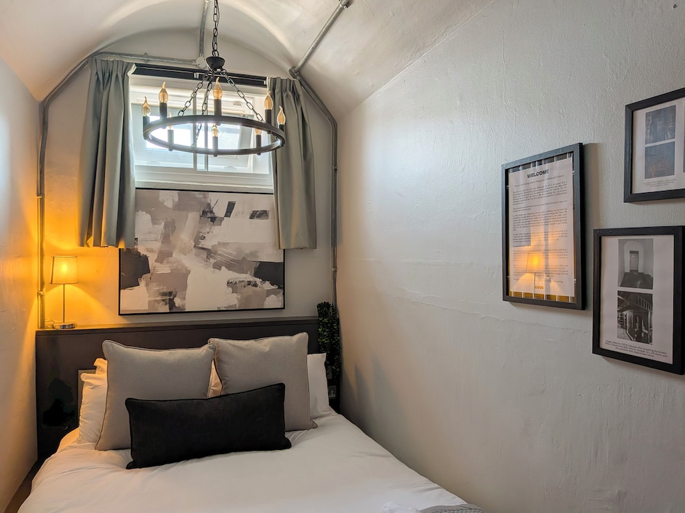 CoDE Pod Hostels THE CoURT 8/49