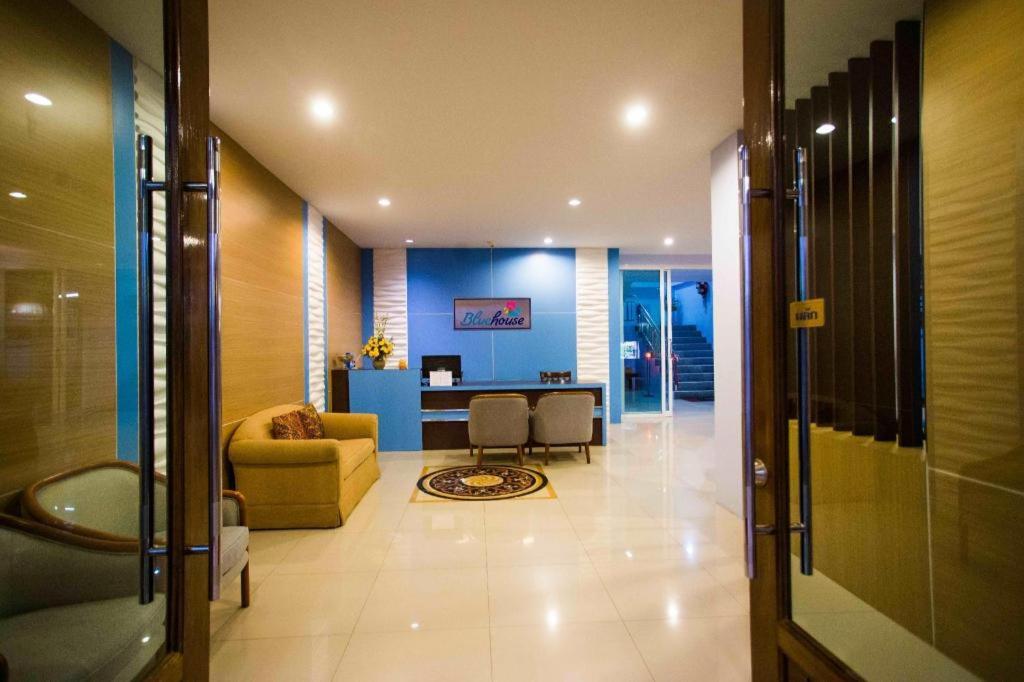 Bluehouse Boutique 48/54