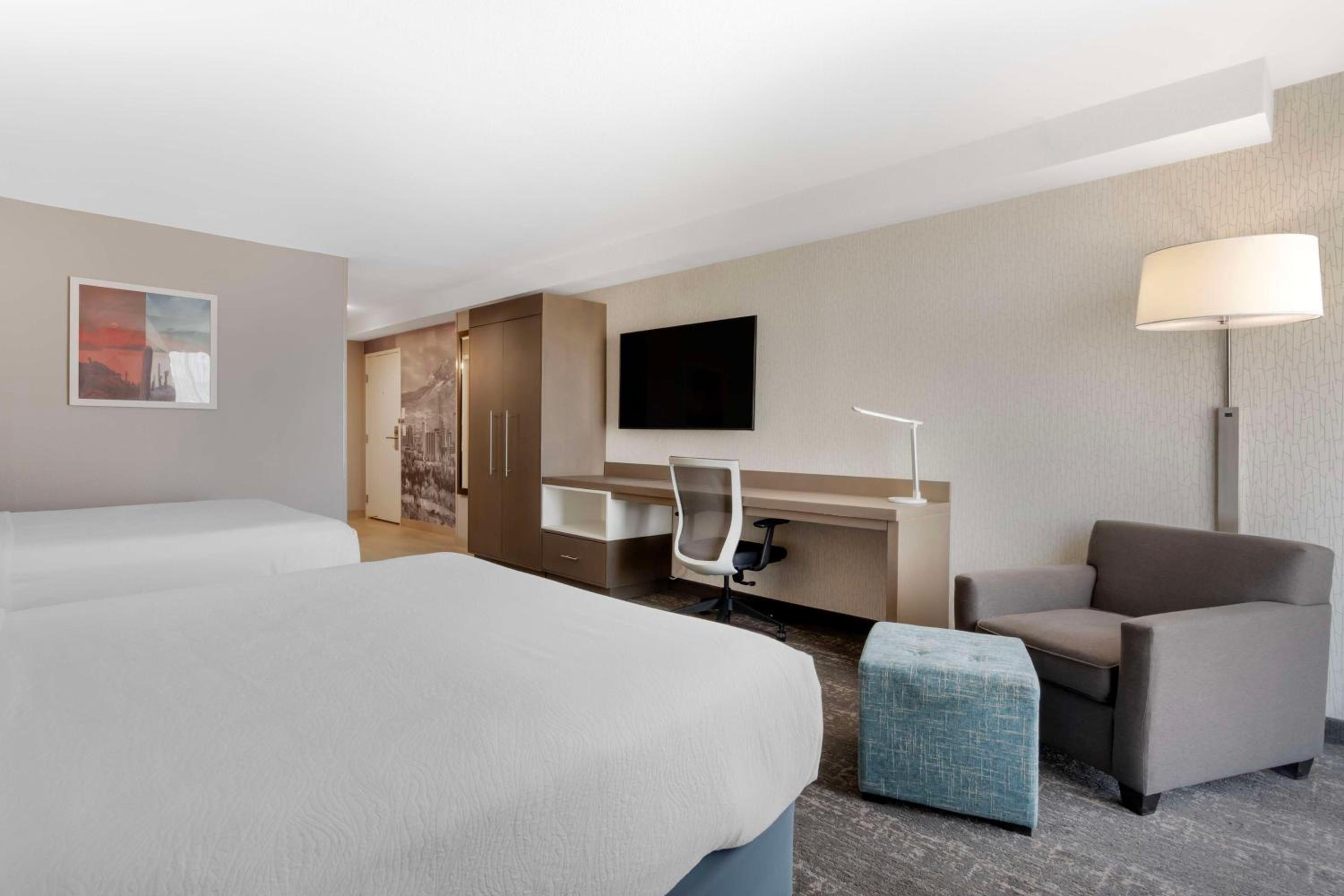 جناح بسريرين كوين بغرفة نوم واحدة مع أريكة، Best Western Plus Sparks-Reno Hotel 5/7