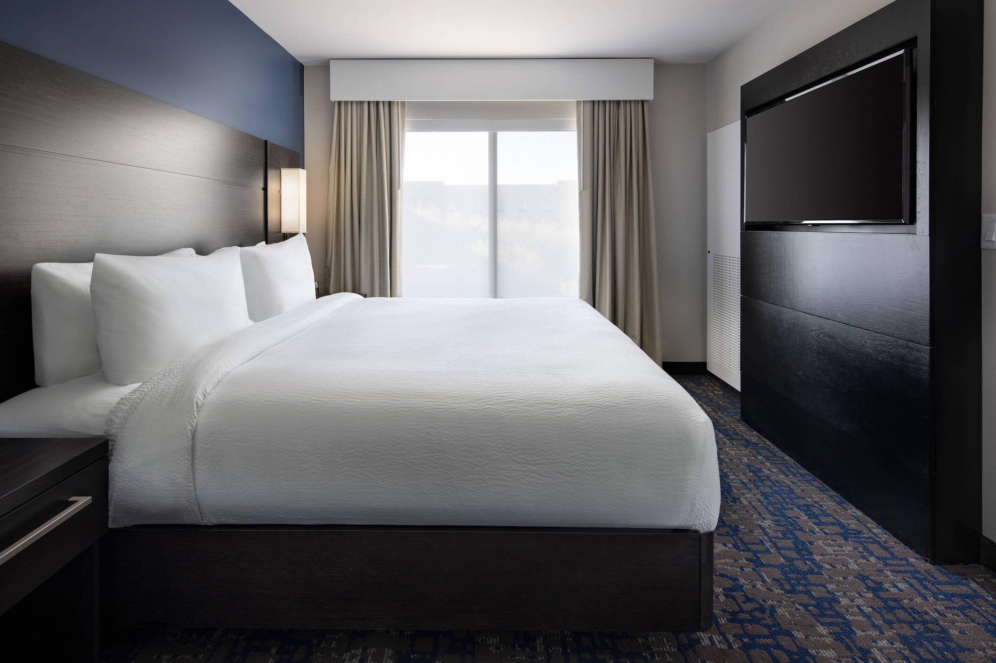 1 BEDROOM, SUITE, BALCONY