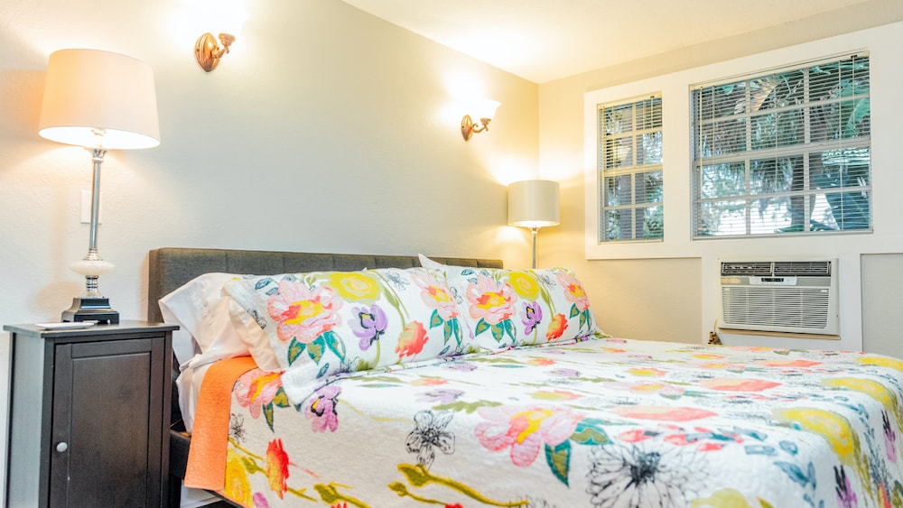 Junior Suite, Studio, King Bed, Patio, Garden Area