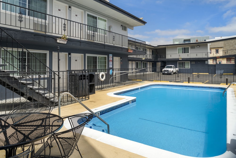University Inn Suites 31/50