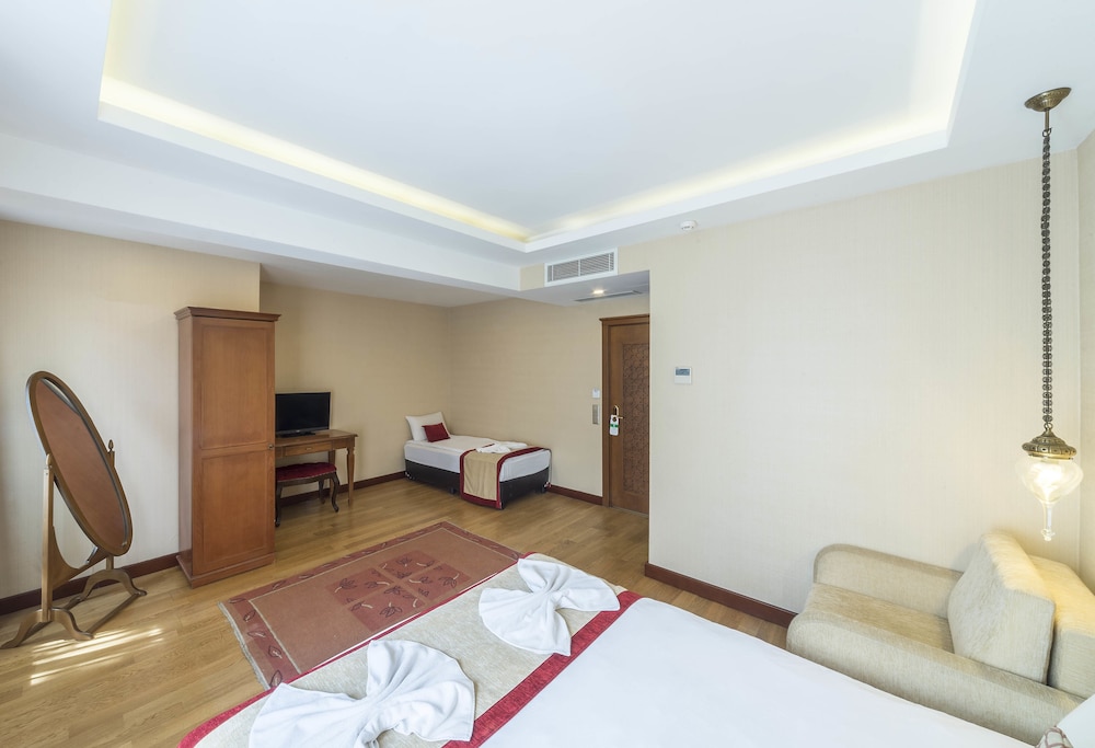 Lalinn Hotel 56/72