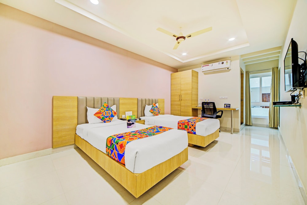 Oyo 14745 Veeraj Suites 32/50