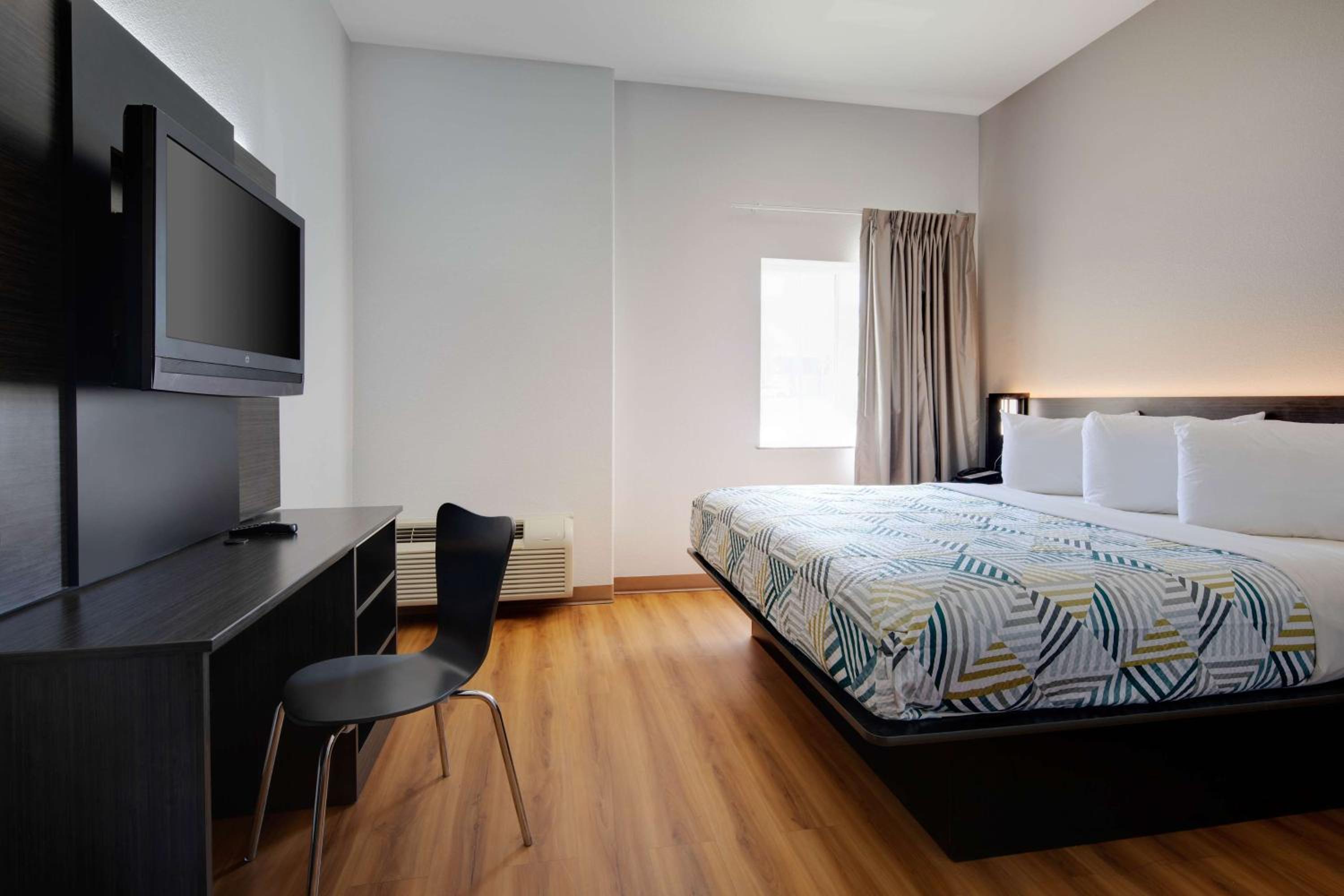 1 King Bed - Mobility Accessible Tub Smk