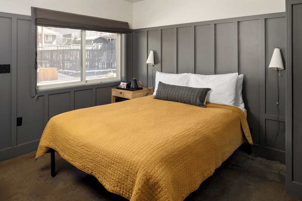 ROOM, QUEEN BED, ACCESSIBLE