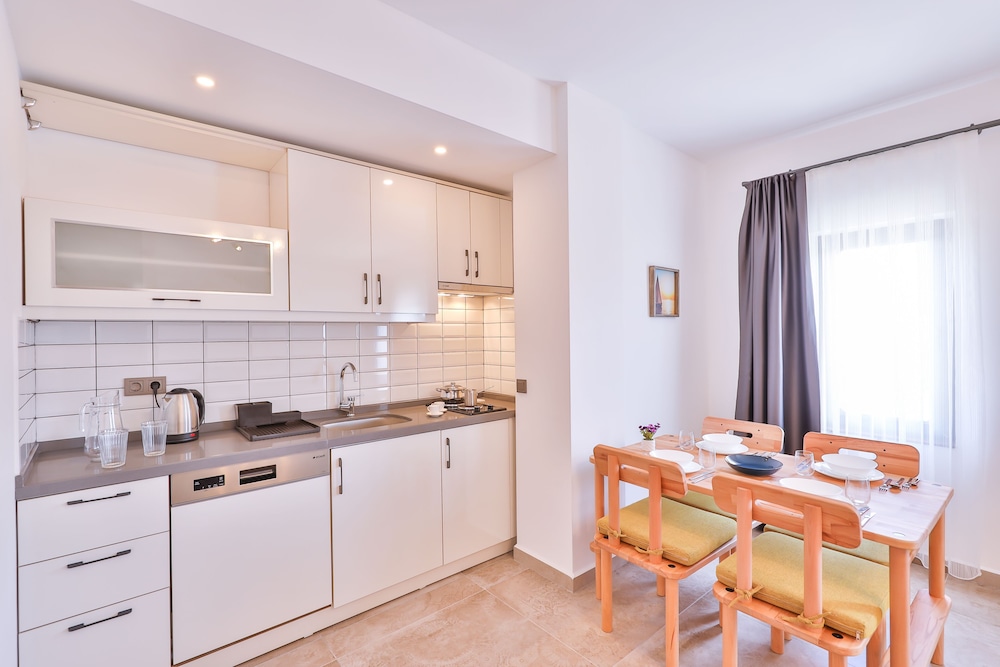 Thomas Suites 24/33