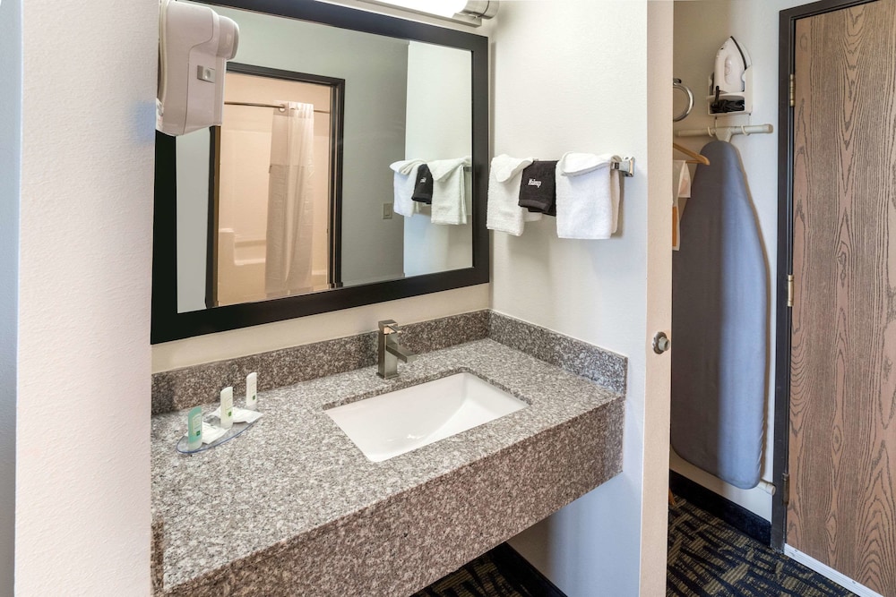 Quality Inn Rochelle IL 21/43