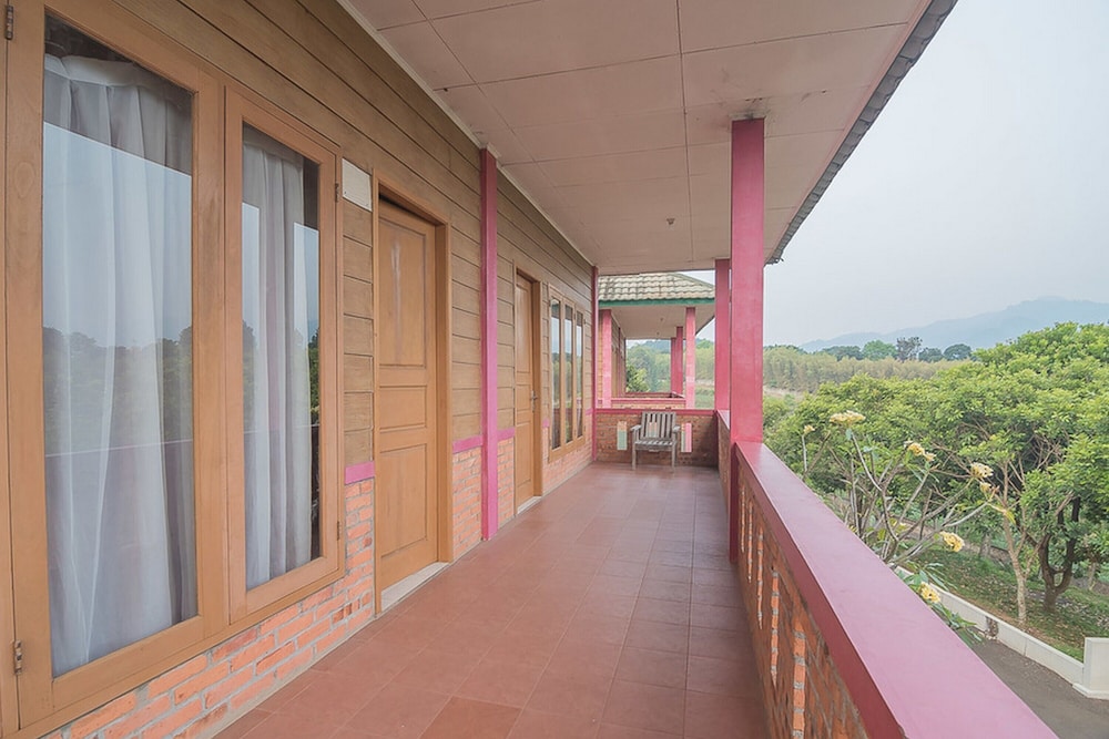 RedDoorz Plus @ Hotel Negeri Baru Lodaya Puncak 12/24