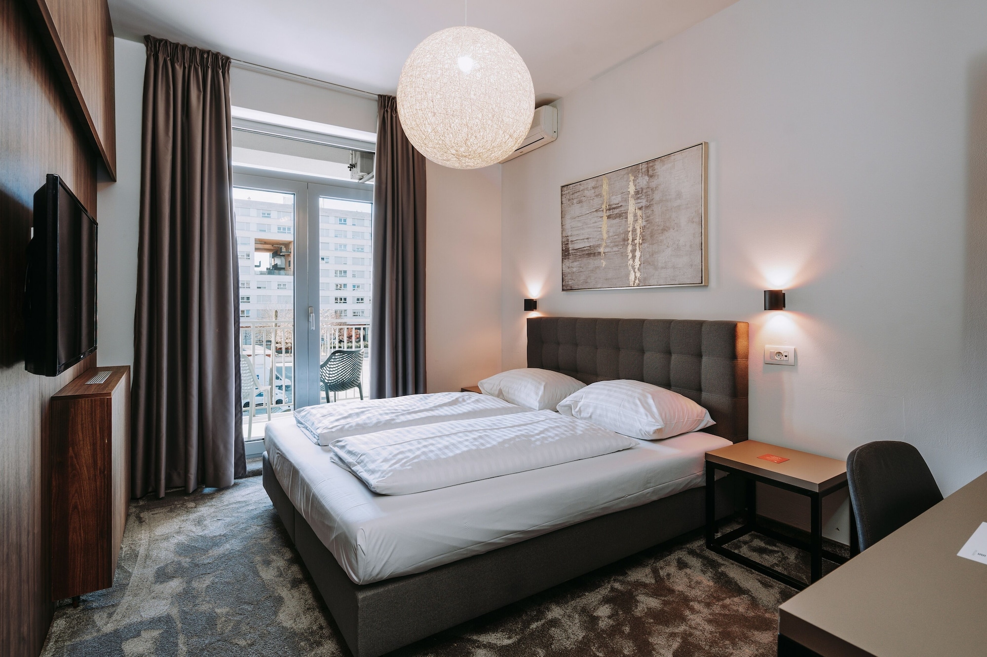STANDARD, QUEEN BED, BALCONY