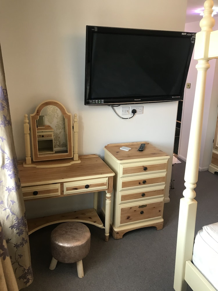 Three Queens Hotel 5/50