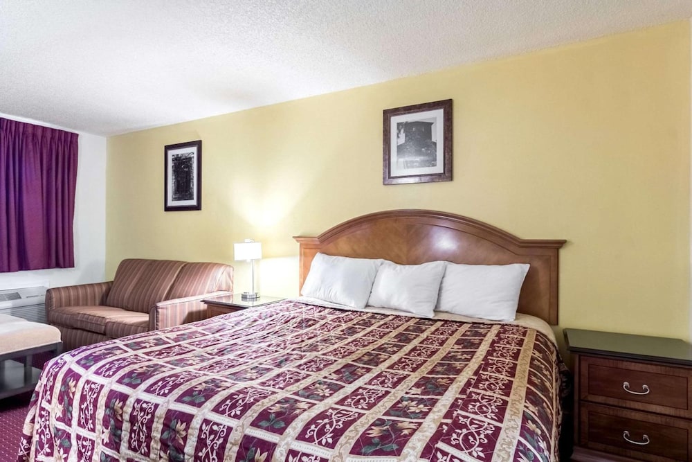 Hillview Inn At Six Flags Fiesta 12/35