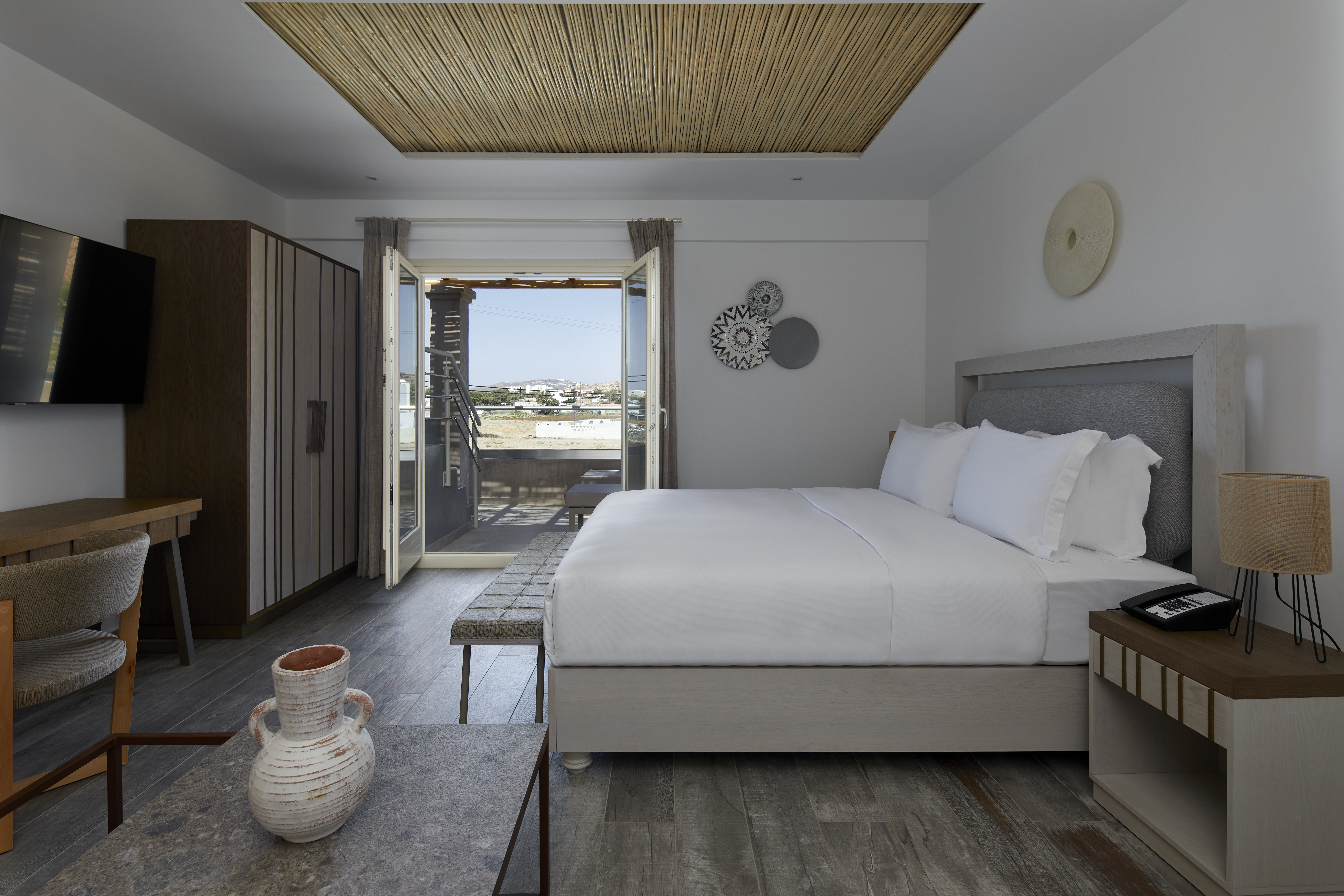 جناح جونيور بسرير كينج بجاكوزي، Sea Breeze Santorini Beach Resort, Curio by Hilton 2/6