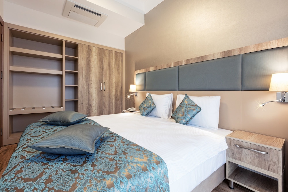 Mari Suites Hotel 11/63