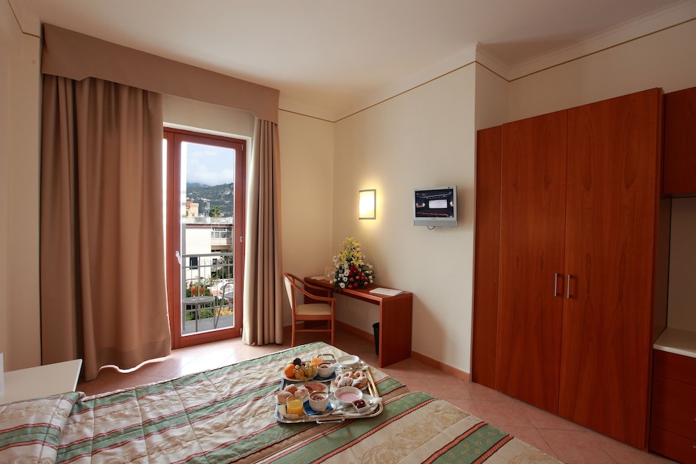 Caravel Hotel 40/62