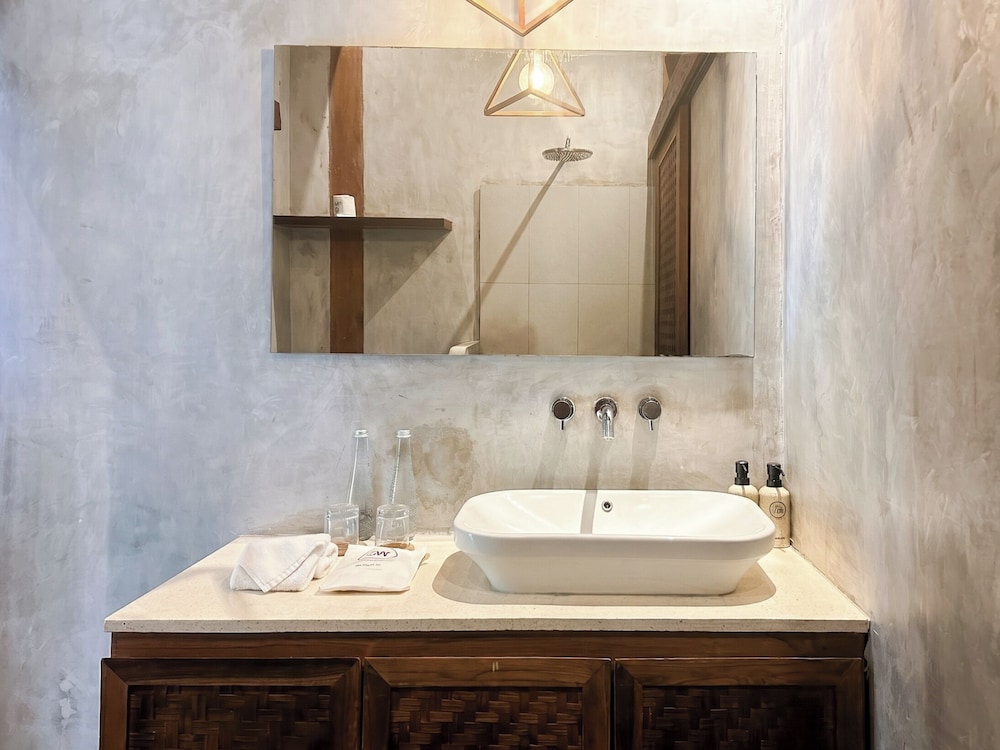 Deluxe, King Bed, Pool Access, Zin Berawa Villas & Bungalows 5/9