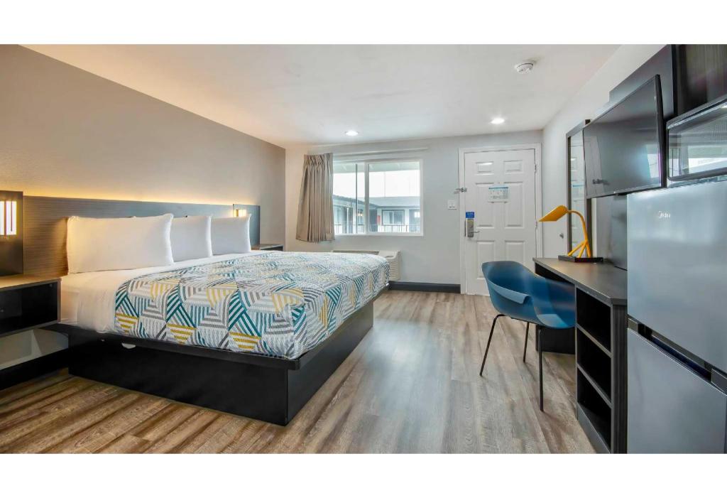 1 King Bed - Mobil Acc RI Shwr Nsmk Kitchen