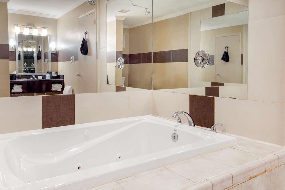 Best Western Plus Poconos Hotel 9/43