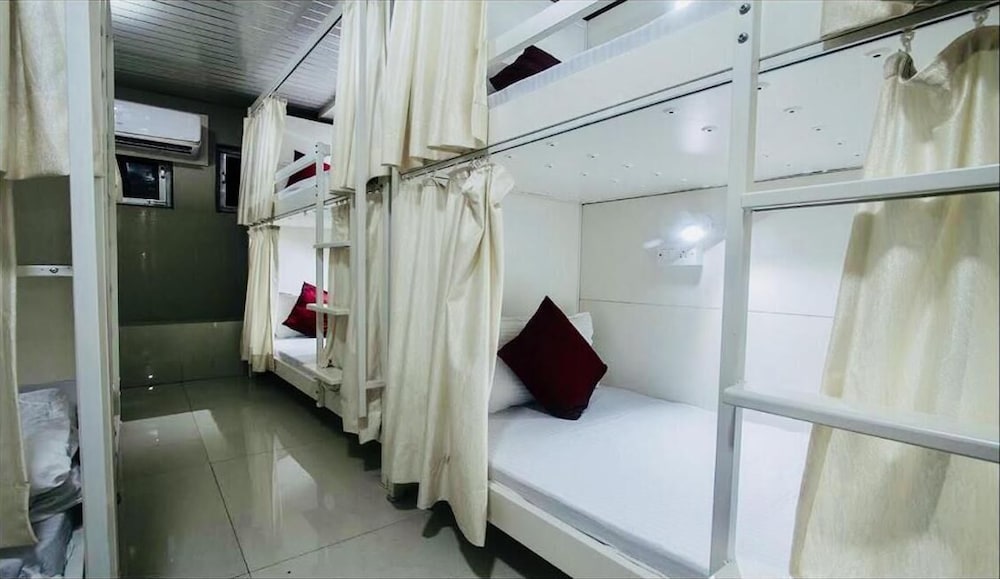 Oyo 15732 Qubestay Airport 15/35
